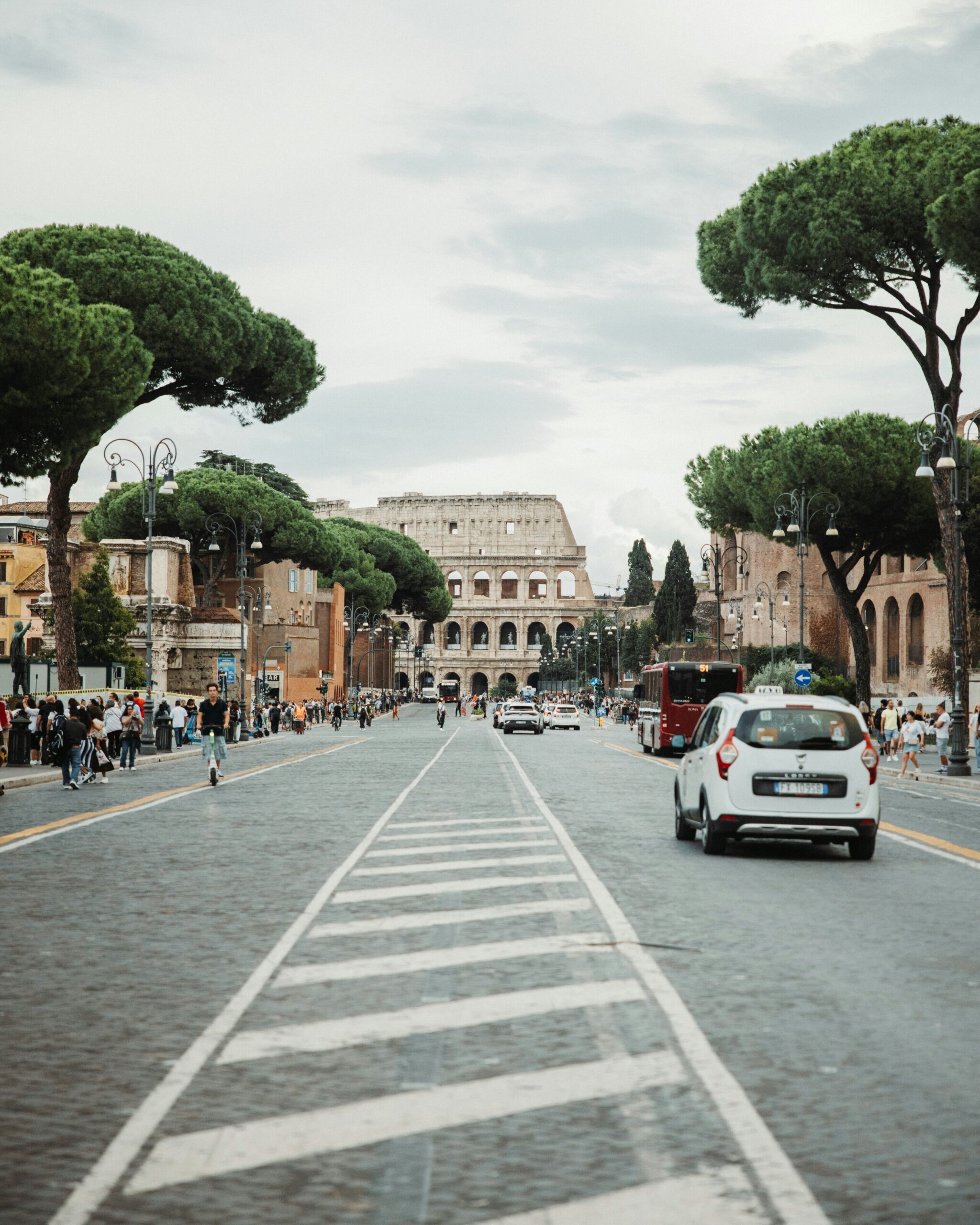 Vista del Colosseo a Roma con auto in transito